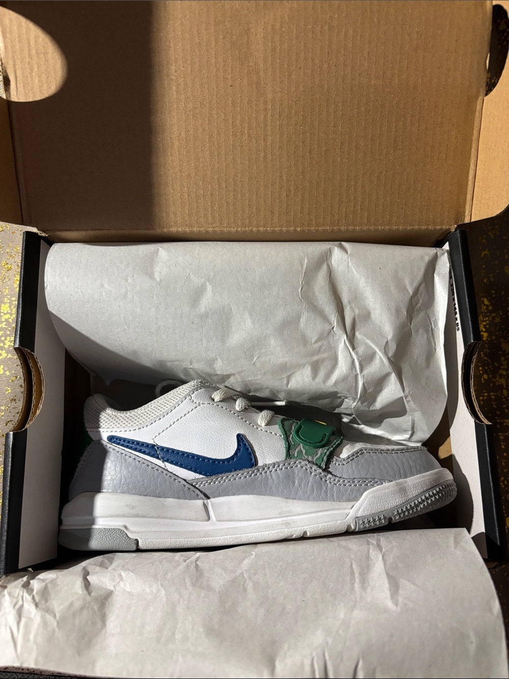 Nike Kids White and Green Sneakers with Yellow Logo - Picture 6 of 6